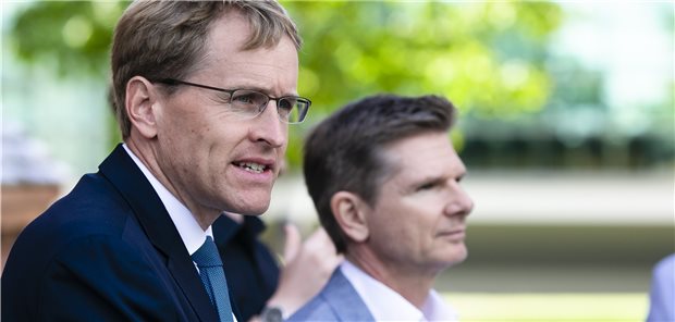 Regierung in Kiel nimmt Abstand von Lockerungen Daniel Günther (CDU), Ministerpräsident von Schleswig-Holstein (li.), und Gesundheitsminister Heiner Garg (FDP) erläutern am Mittwoch in Kiel die Position der Landesregierung angesichts steigender Infektionszahlen im Norden.