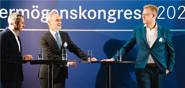 Daniel Zehnich, Bereichsleiter Gesundheitsmarkt & Beteiligungen der Deutschen Apotheker- und Ärztebank (apoBank), Kai Brüning, Direktor und Senior Portfolio Manager bei Apo Asset Management, und Martin Müller von Philips Venture (v.l.n.r.) diskutierten beim apoVermögenskongress in Frankfurt über Geldanlage im Bereich Gesundheit.
