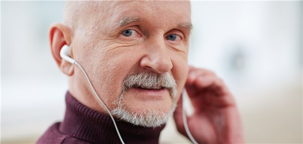 Dank Hörverstärker wieder Gesprächen folgen: Die Ohrstöpsel sind mit einem kleinen Gerät verbunden, das Geräusche in Nutzernähe verstärkt und weiter entfernte Geräusche dämpft.

