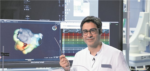 Elektrofischkatheter optimiert die Ablationstherapie Dank des neuen Elektrofischkatheters ist es Professor Reza Wakili (im Bild) und seinem Team an der Universitätsmedizin Essen möglich, die elektrischen Eigenschaften des Herzgewebes genau zu untersuchen. Die Farbkodierung im Hintergrund bildet die zeitliche Aktivierung der elektrischen Herzerregung ab. Der rote Bereich markiert den Beginn und repräsentiert im vorliegenden Fall den Ursprungsort der Herzrhythmusstörung an der Rückwand des Herzens. Über den orangenen, gelben, grünen bis hin zum blauen Bereich verläuft der elektrische Impuls über den Herzmuskel in zeitlicher Abfolge als kreisende Erregung. Der rechte Bildschirm zeigt das EKG und die farbigen Ableitungen, das sogenannte intrakardiale EKG mit der laufenden Herzrhythmusstörung.