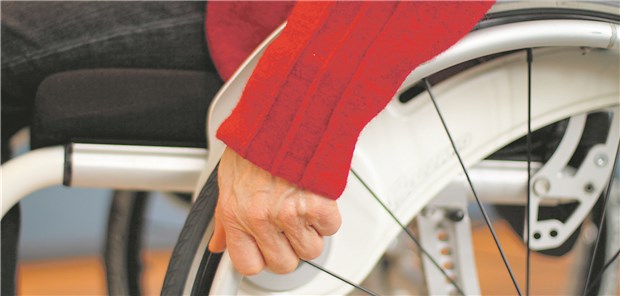 Dank neuer Medikamente kommen immer mehr MS-Patienten länger ohne Rollstuhl aus.