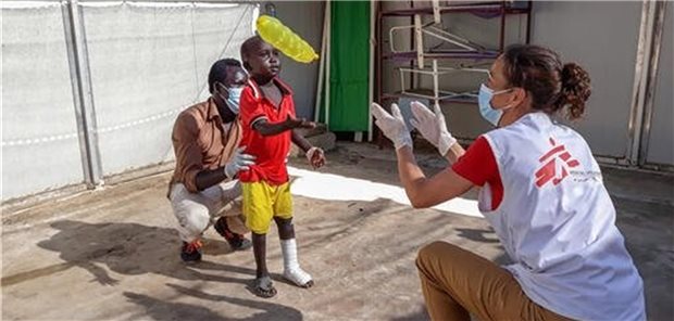 Messerstich und Schlangenbiss: So läuft Physiotherapie in Afrika Dank spielerischer Bewegungsübungen lernt ein Fünfjährige wieder laufen: Birgit Schönharting wirft kleinen Jungen eine mit Wasser gefüllte Plastikflasche zu.