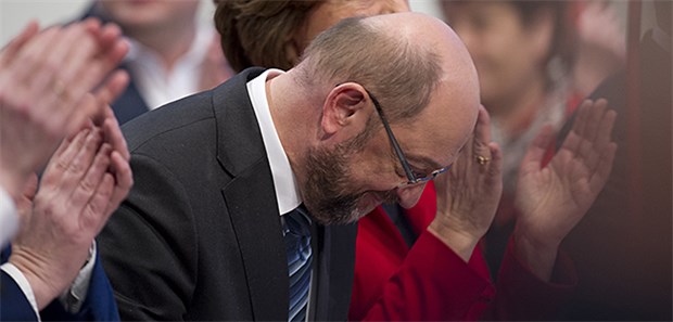 Dankbar trotz des knappen Abstimmungsergebnisses: Der SPD-Vorsitzende Martin Schulz verbeugt sich vor den Delegierten des SPD-Sonderparteitags in Bonn.