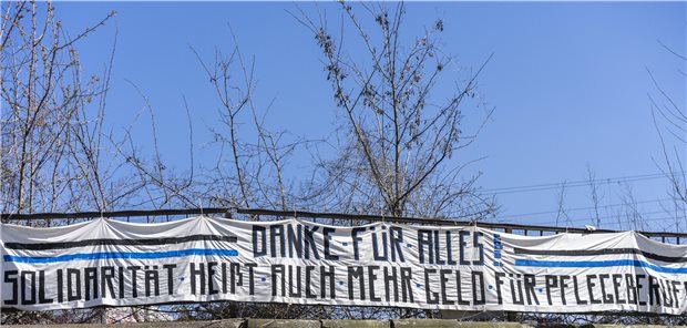 Positive Impulse für die Pflege aus der Pandemie nutzen Dankbarkeit allein reicht nicht aus: Auf einem Plakat wird Wertschätzung für die Pflege gefordert, die sich auch finanziell niederschlägt.