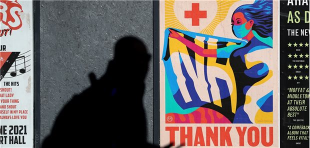 Klinikkapazitäten in Schottland werden wieder knapp A person walks passed an advertising board in Glasgow showing a Thank You NHS poster, as lockdown measures for mainland Scotland continue.