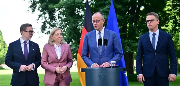 „Dankeschön, frohes Schaffen!“ Bundeskanzler Friedrich Merz (CDU, 2. v. r.) verkündete in nur 13 Minuten seine Regierungsumbildung mit der bisherigen Gesundheitsministerin Nina Warken (CDU), dem bisherigen CDU-Generalsekretär Carsten Linnemann (r), und dem bisherigem Parlamentarische Staatssekretär im Digitalministerium, Philipp Amthor (l, CDU).