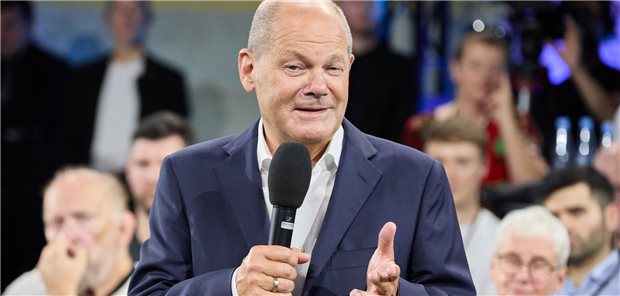 Olaf Scholz (SPD) bei einem Kanzlergespräch mit Bürgern in der Alten Werft in Bremen zur geplanten Pflegereform.