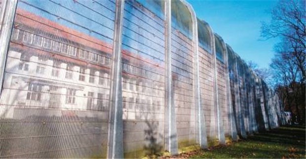 Dürfen private Träger psychisch kranke Straftäter betreuen? Darf der Maßregelvollzug für psychisch kranke Straftäter - hier das Zentrum für forensische Psychiatrie im nordrhein-westfälischen Eickelborn - in privater Hand sein?