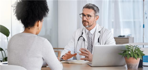Ein Arzt spricht mit einer Patientin