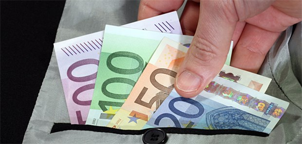 Ab August sind die Banken in der Infopflicht Darf sich die Bank für die Vermittlung von Anlageprodukten auch etwas in die eigene Tasche stecken? Wenn ja, dann muss sie dies ab sofort Kunden gegenüber offen legen.