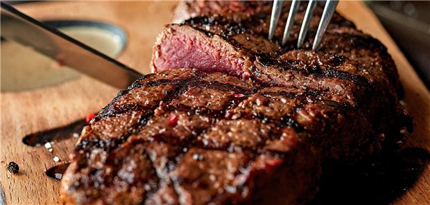 Nahaufnahme eines angeschnittenen Steaks.