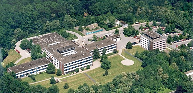 Reiche wollen ihre Klinik retten Das 116-Betten-Krankenhaus in Einbeck in einer Luftaufnahme: Klinikmitarbeiter und Bürger der Stadt wollen die Einrichtung mit dem Griff in ihre Privatschatulle retten.
