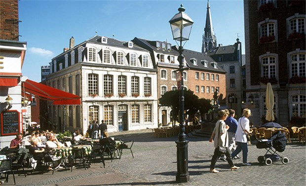 Als Kaffee und Tee das Abendland eroberten Das Aachener Couven-Museum enthüllt mit seiner Ausstellung "Die Ernüchterung des Abendlandes. Kaffee und Tee erobern Europa" in die kulturellen Anfänge der beiden Heißgetränke.