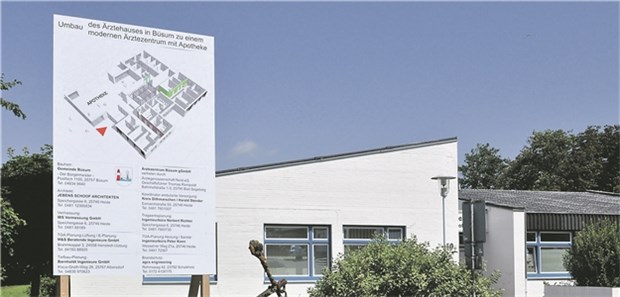 Ärztezentrum: Bei der Gründung kann es zugehen wie bei "Dallas" Das Ärztehaus in Büsum im Juli 2015: Erstmals ist eine Gemeinde Träger von Arztsitzen und beschäftigt die dort tätigen Ärzte.