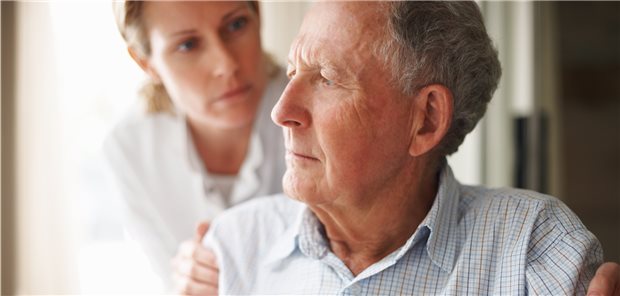 Das Äußern von Schmerzen fällt Demenz-Patienten oft schwer. Auffällige Verhaltensweisen könnten einer australischen Studie zufolge Hinweise liefern. Bei Patienten mit Schmerzen zeigten sich signifikant häufiger auffällige Verhaltensweisen und diese waren auch signifikant stärker ausgeprägt als bei Patienten ohne Schmerzen. (Symbolbild mit Fotomodellen)