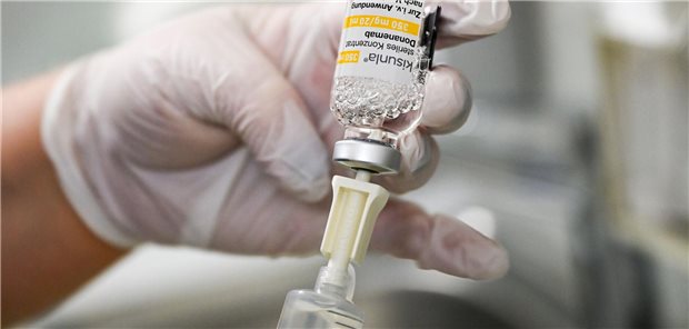 Eine Spritze wird an einer Ampulle mit dem Medikament Donanemab aufgezogen.