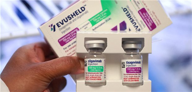 Das Antikörpermedikament EvusheldTextbaustein: war soll ab Mitte Juni in allen Apotheken verfügbar sein. Patienten, die sich nicht impfen lassen können, haben künftig Anspruch auf eine prophylaktische Behandlung.