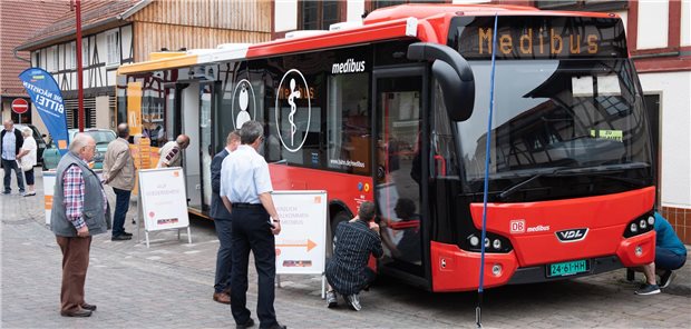 Das Archivfoto zeigt den Medibus bei der Vorstellung im nordhessischen Nentershausen im Jahr 2018. Im Jahr 2023 sorgen andere Besucherinnen für Unruhe.