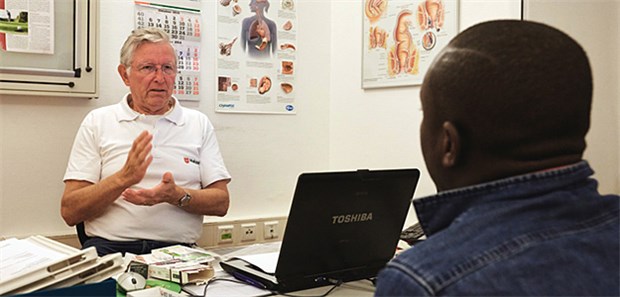 Geflüchtete: Kein Anspruch auf GKV-Leistungskatalog Das Asylbewerberleistungsgesetz (AsylbLG) regelt in Paragraf 4, dass Asylbewerber und Menschen ohne legalen Aufenthaltsstatus Anspruch auf Behandlung bei akuten Erkrankungen und Schmerzzuständen haben.