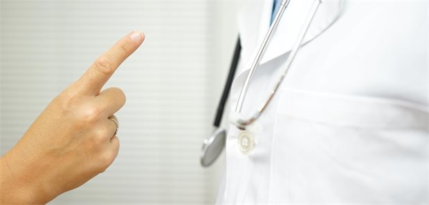 Patientin mit erhobenem Zeigefinger