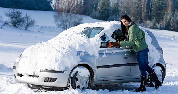 Das müssen Autofahrer im Winter beachten Das Auto vollständig vom Schnee befreien und Winterreifen sind Pflicht.