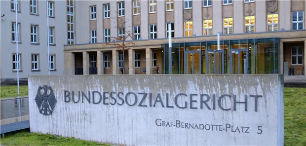 Das BSG sieht für die fiktive Widerspruchsrücknahme in Paragraf 45 Absatz 1 der Ärzte- Zulassungsverordnung keine ausreichende Ermächtigungsgrundlage. Das Sozialrecht gehe vor und dort gebe es keine vergleichbare Vorschrift.