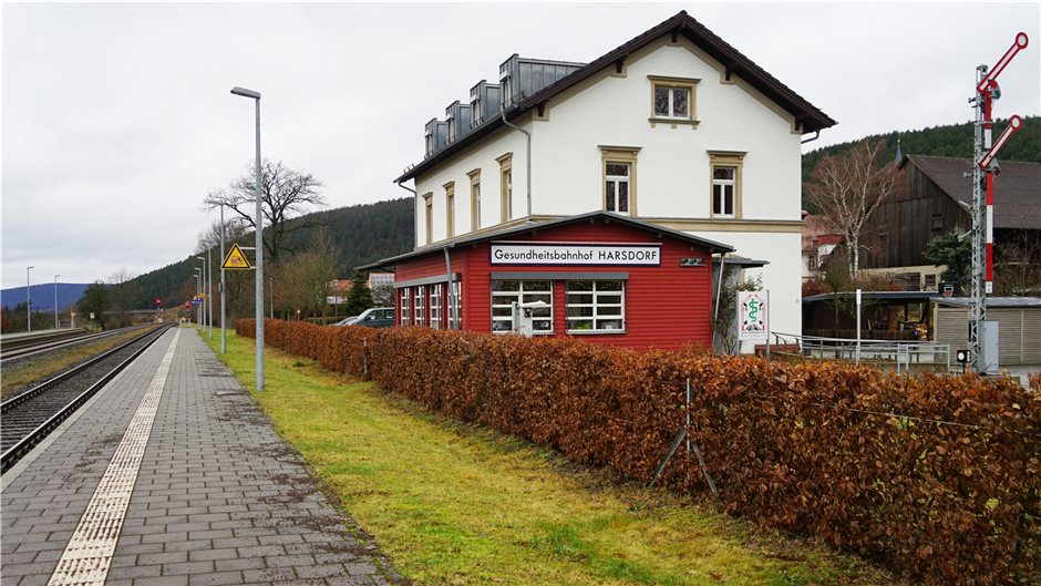 Das Bahnhofsgebäude in Harsdorf steht heute unter Denkmalschutz, das rote Stellw...