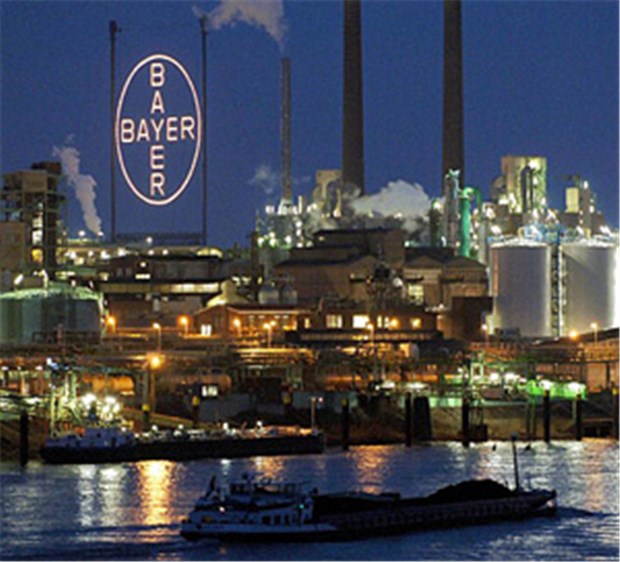 Bayer setzt für die Zukunft vor allem auf Innovationen Das Bayer-Kreuz leuchtet auf dem Werksgelände des Mischkonzerns in Leverkusen.