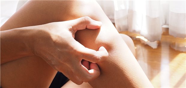 Das Bein schmerzt: Neuropathische Brennschmerzen gehören neben weiteren Zeichen zu den Kardinalsymptomen eines Morbus Fabry.