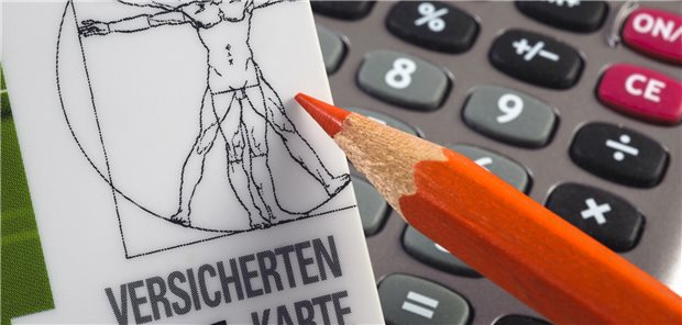 Rotstift vor Krankenkassenkarte und Taschenrechner