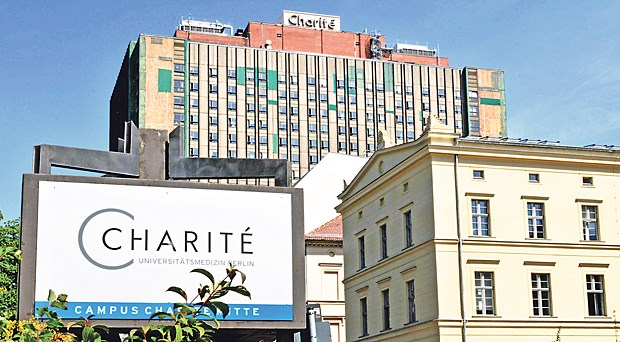 Charité macht erstmals wieder einen Gewinn Das Bettenhaus der Berliner Charité: In Kürze soll die Sanierung beginnen.