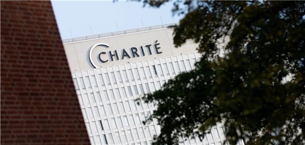 Berliner Kliniken sagen planbare Operationen ab Das Bettenhochhaus der Berliner Charitè. An der Uniklinik und beim Berliner Klinikkonzern Vivantes werden alle planbaren Operationen derzeit abgesagt.