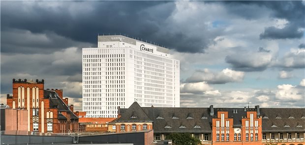Charité rechnet mit Defizit im zweistelligen Millionenbereich Das Bettenhochhaus der Charité: Die Universitätsklinik rechnet in diesem Jahr mit hohen Verlusten.