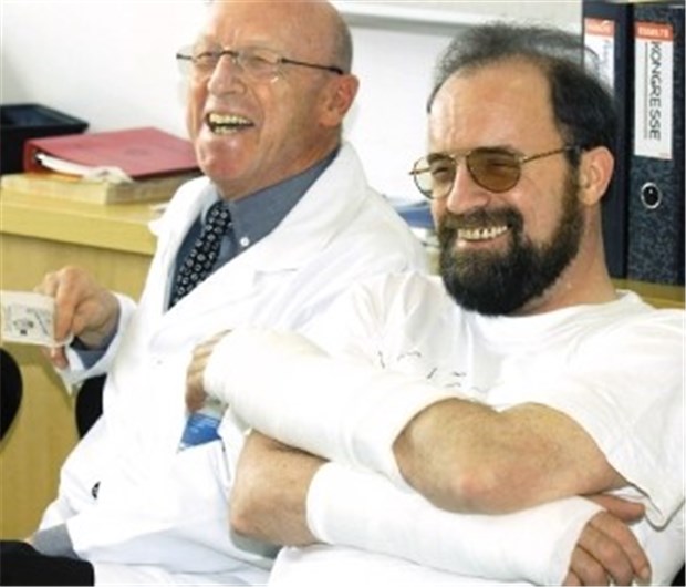 Arme, Hände, Gesicht - all das haben Ärzte schon übertragen Das Briefbombenopfer Theo Kelz (rechts) nach der Transplantation zweier Hände.