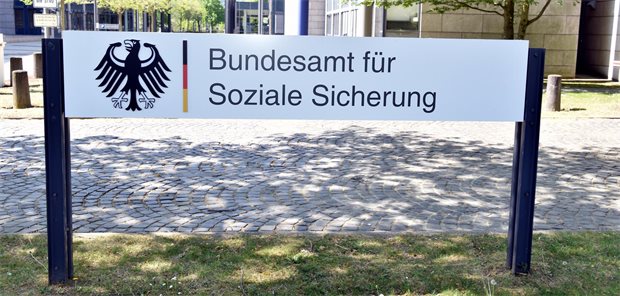 Das Foto zeigt ein Schild vor dem Eingang des Bundesamts für Soziale Sicherung in Bonn.
