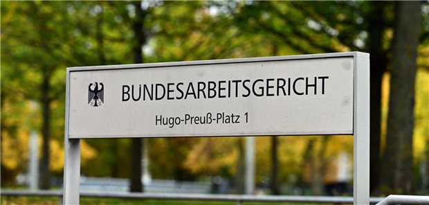 Ein Schild weist auf das Bundesarbeitsgericht in Erfurt hin.
