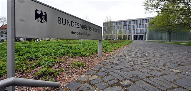 Das Bundesarbeitsgericht hat einer klagenden Krankenpflegerin Zeitgutschriften für den Überstundenausgleich zugesprochen. Der entsprechende Haustarif diskriminiere Teilzeitkräfte, hieß es zur Begründung.