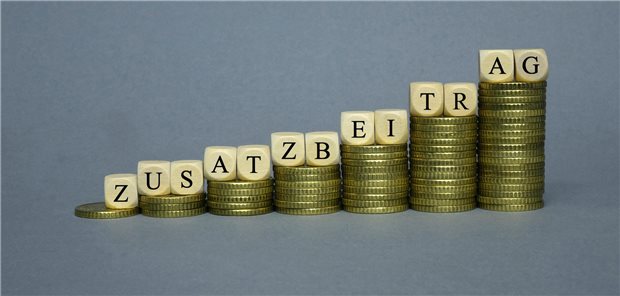 Zusatzbeiträge 2025: Hiobsbotschaften im Tagesrhythmus Ein sich auftürmender Geldstapel.