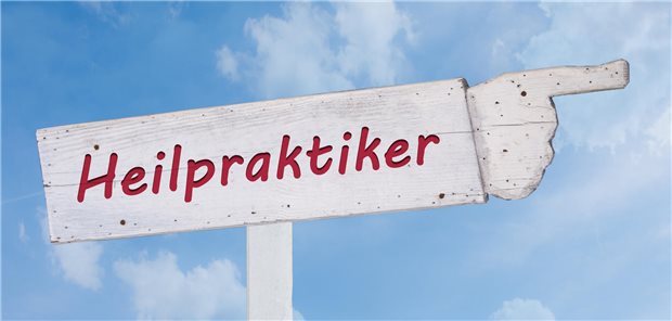 Das Foto zeigt ein Schild mit der Aufschrift "Heilpraktiker".