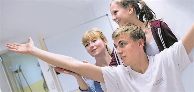 Das Foto zeigt Studierende der Berlin Brandenburger Akademie der Gesundheit bei ihrer Ausbildung im Fach Physiotherapie.