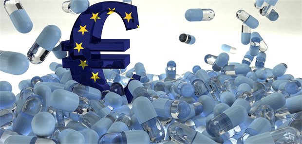 Das Foto zeigt ein Euro-Symbol inmitten von Pillen.
