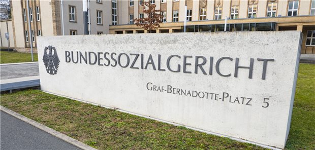 Urteil: Poolärzte sind sozialversicherungspflichtig Schild vor dem  Bundessozialgericht.