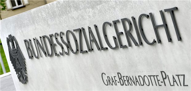 Das Bundessozialgericht in Kassel (Archivbild): Die Richter präzisierten jetzt die Voraussetzungen dafür, wann Krankenkassen auch bei einer Ausnahmeindikation als „letztem Strohhalm“ die Kosten übernehmen müssen. 