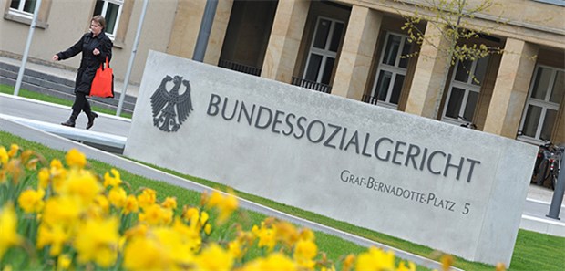 Wichtige Urteile zu Original-Arznei und Liposuktion Das Bundessozialgericht in Kassel: Die Genehmigungsfiktion greift auch für Anträge auf Originalarzneien, so das Gericht.