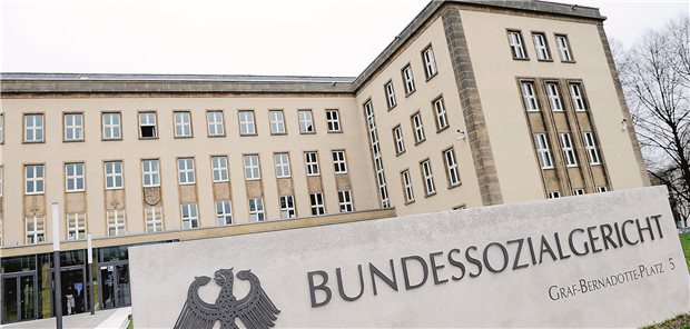 Verfassungsbeschwerde: Sozialverband will Kassen an die Kandare nehmen Das Bundessozialgericht in Kassel hat die Genehmigungsfiktion bei GKV-Leistungen völlig neu interpretiert – zu Lasten der Versicherten. Der Sozialverband VdK geht gegen dieses Urteil vor, beim Bundesverfassungsgericht in Karlsruhe.
