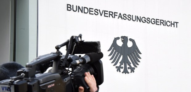 Arzt muss Pranger dulden Das Bundesverfassungsgericht erlaubt der Ärztekammer Nordrhein, mit Namensnennung über die Verurteilung eines Arztes nach Abrechnungsbetrug in ihrem Kammerblatt zu berichten.