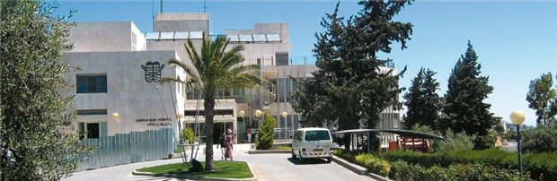 Ein Kinderhospital zwischen den Fronten Das Caritas Baby Hospital liegt über den kargen Feldern von Bethlehem.