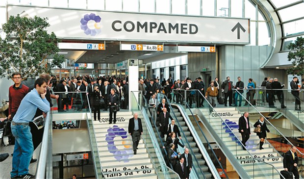 Vorhang auf für die MedTech-Zulieferer Das Compamed-Logo weist Messebesuchern den Weg in die Hallen 8a und 8b.