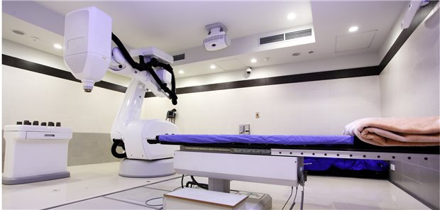 Das CyberKnife ist ein robotergestütztes Radiochirurgie-System, mit dem Tumoren hochpräzise bestrahlt werden können.
