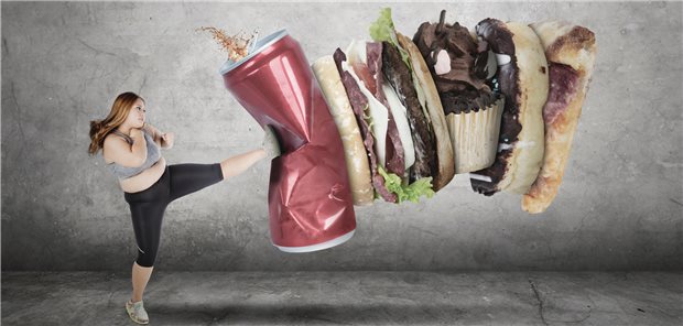 Das DMP Adipositas soll betroffene Patienten im Management ihrer Krankheit unterstützen. Nach Meinung der MedTech-Industrie ist das aber bei Weitem nicht der Königsweg, der zur Bekämpfung der Volkskrankheit beschritten werden muss. (Symbolbild mit Fotomodell)